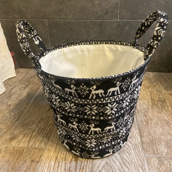 Hallmark holiday basket - Picture 1 of 1